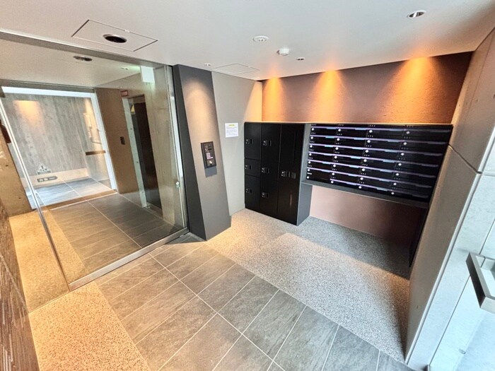 物件外観写真2　(エントランス部分)