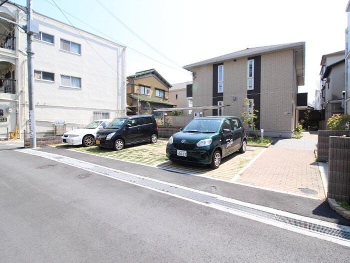 物件外観写真3　(駐車場)