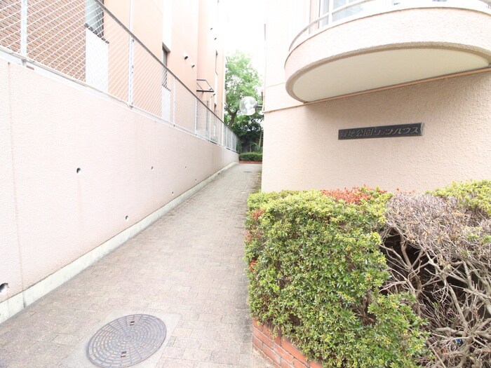 物件外観写真2　(エントランス部分)