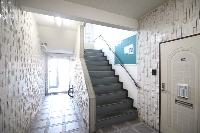 物件外観写真2　(エントランス部分)