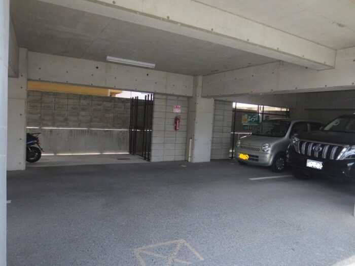 物件外観写真6　(駐車場)
