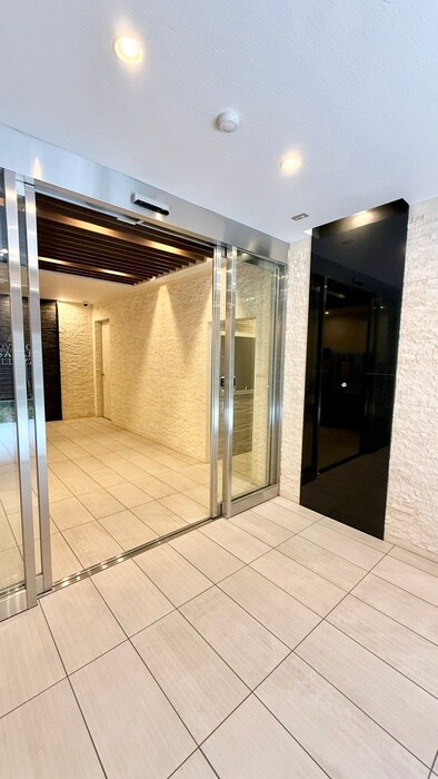 物件外観写真2　(エントランス部分)