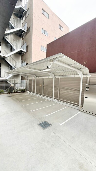 物件外観写真4　(バイク置き場)