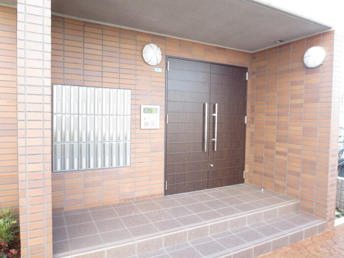 物件外観写真2　(エントランス部分)