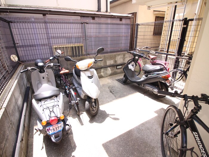 物件外観写真5　(バイク置き場)