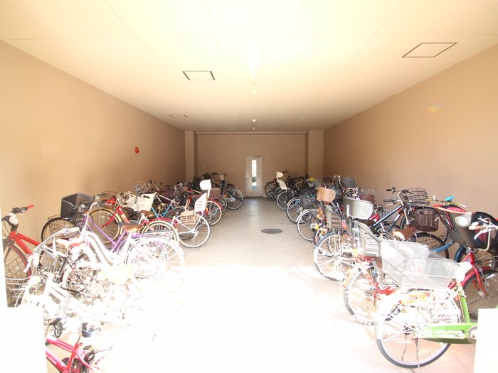 物件外観写真4　(駐輪場)