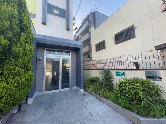 物件外観写真2　(エントランス部分)