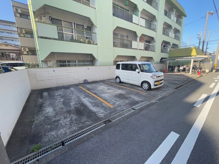 物件外観写真4　(駐車場)