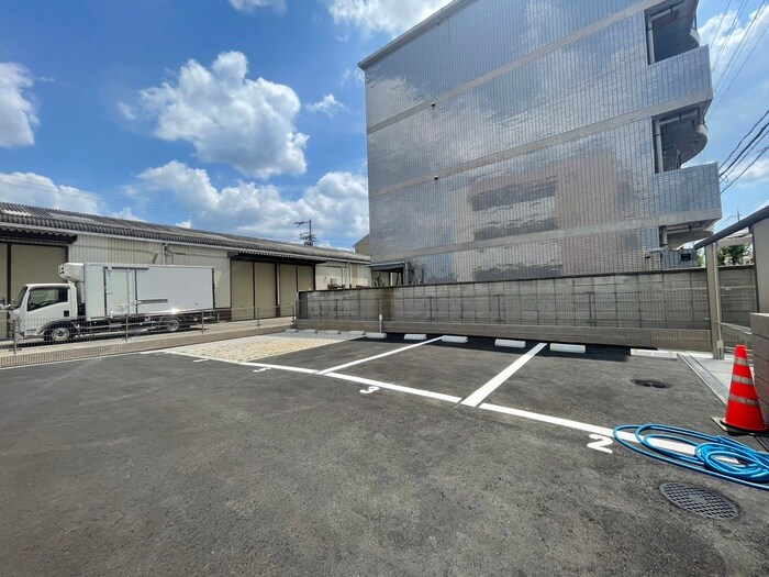 物件外観写真3　(駐車場)