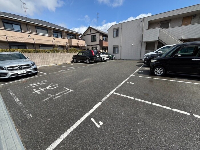 物件外観写真4　(駐車場)