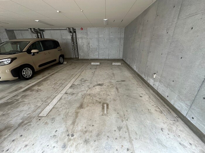 物件外観写真5　(駐車場)