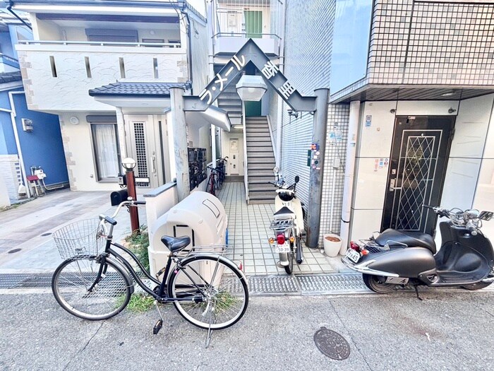 物件外観写真3　(エントランス部分)