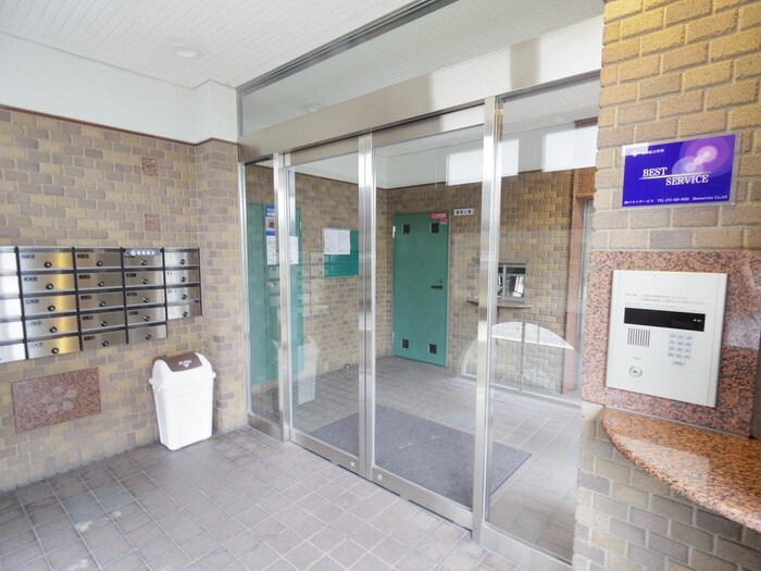 物件外観写真2　(エントランス部分)