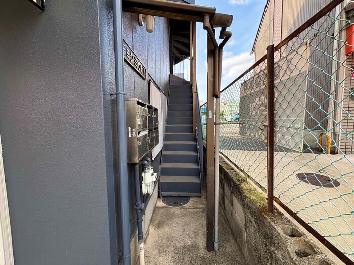 物件外観写真3　(エントランス部分)