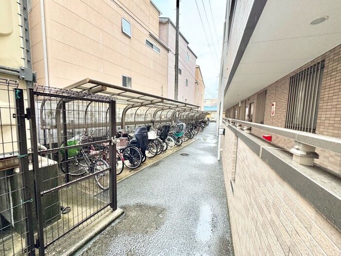 物件外観写真4　(駐輪場)
