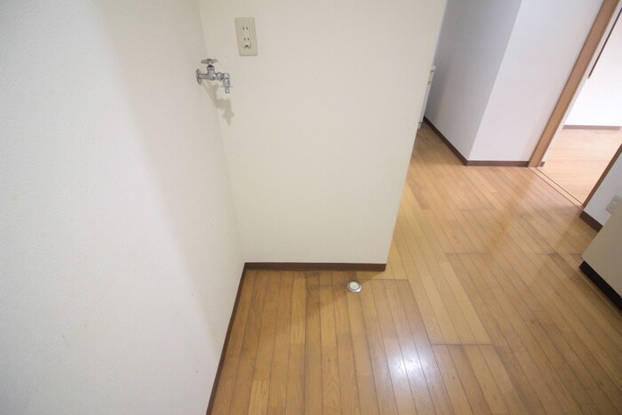 物件内観写真8　(洗濯機置場)