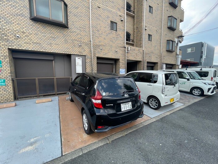 物件外観写真4　(駐車場)