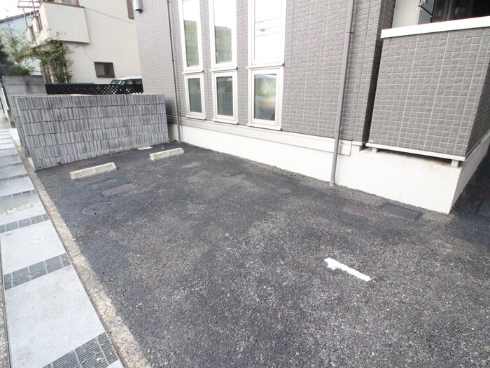 物件外観写真6　(駐車場)