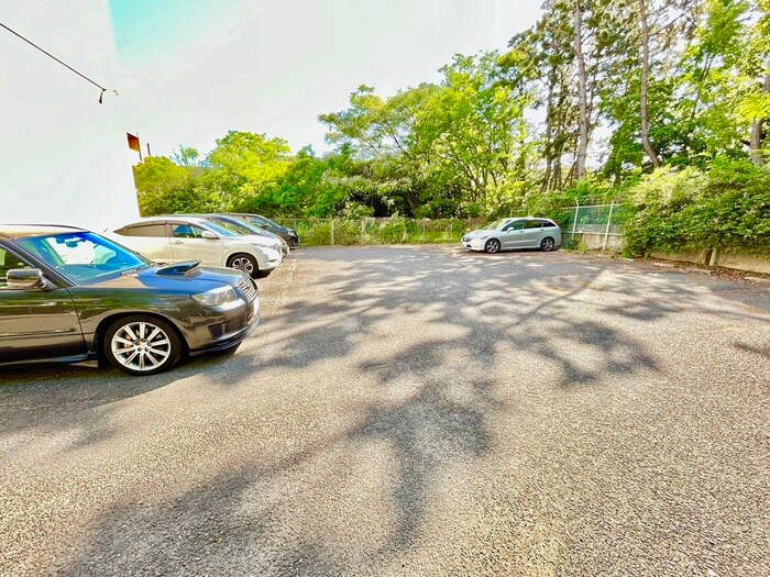 物件外観写真3　(駐車場)