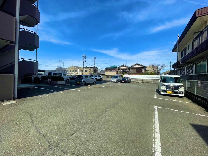 物件外観写真3　(駐車場)