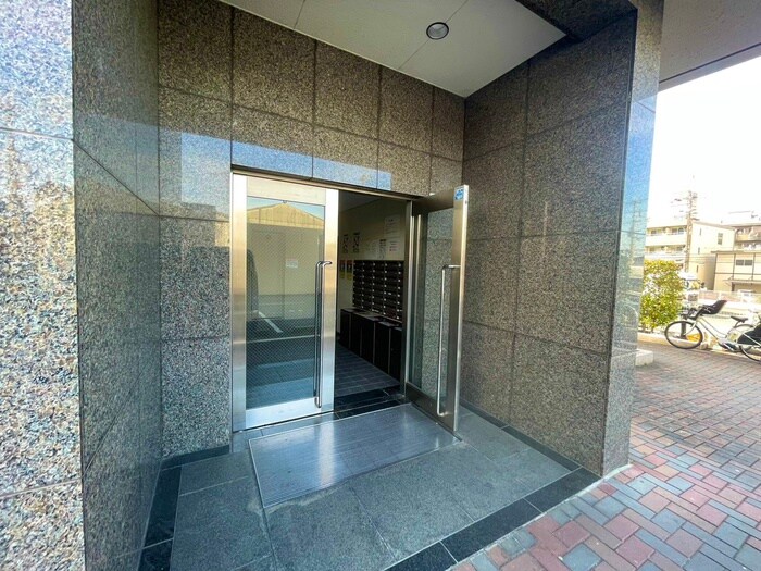 物件外観写真4　(エントランス部分)