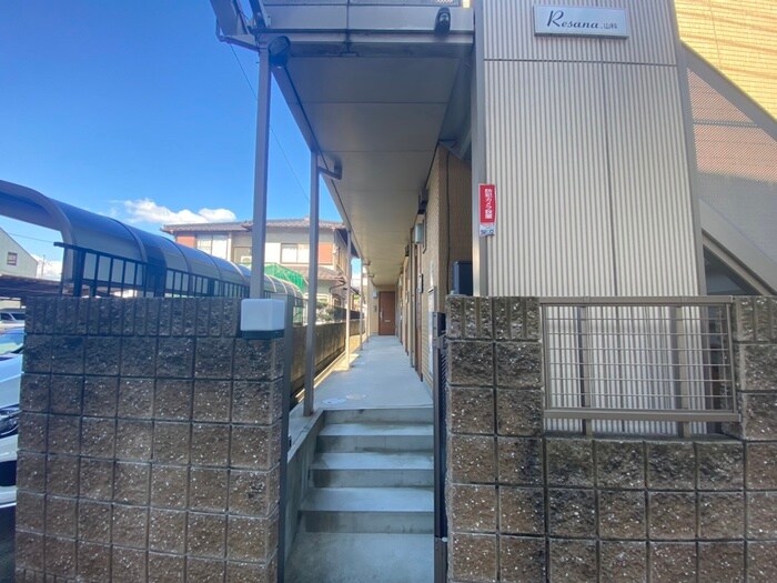 物件外観写真2　(エントランス部分)