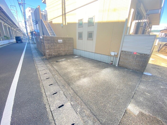 物件外観写真3　(駐車場)