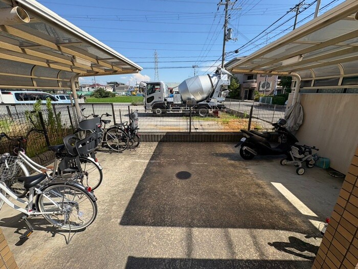 物件外観写真4　(駐輪場)