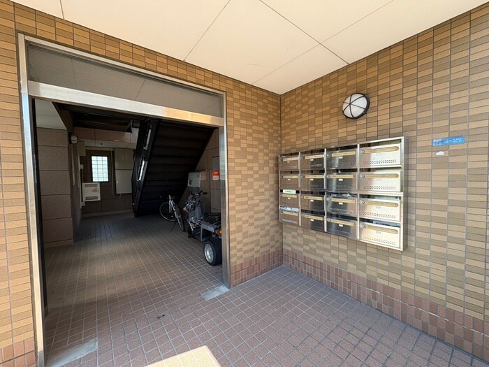 物件外観写真6　(エントランス部分)