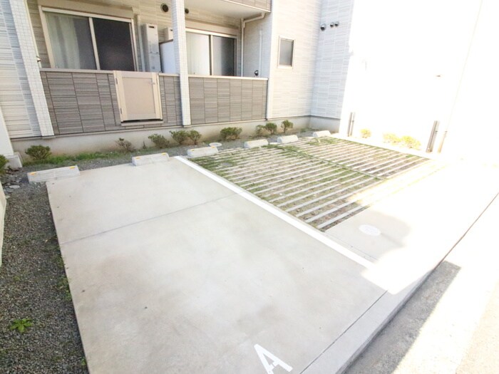 物件外観写真4　(駐車場)
