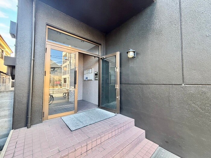 物件外観写真2　(エントランス部分)
