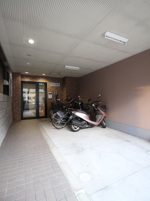 物件外観写真2　(エントランス部分)