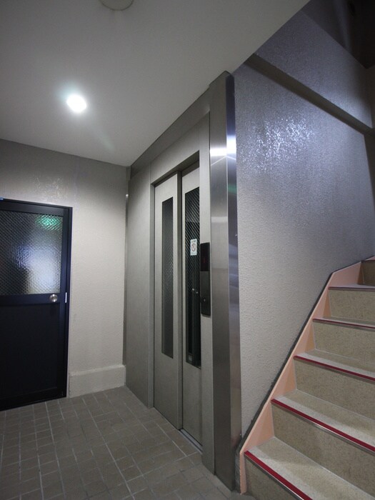 物件外観写真4　(エントランス部分)