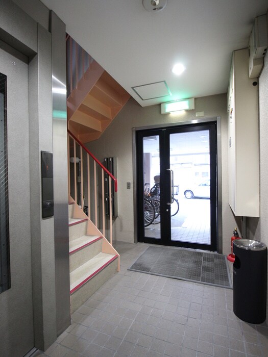 物件外観写真5　(エントランス部分)