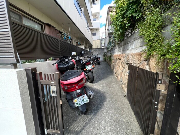 物件外観写真3　(駐輪場)