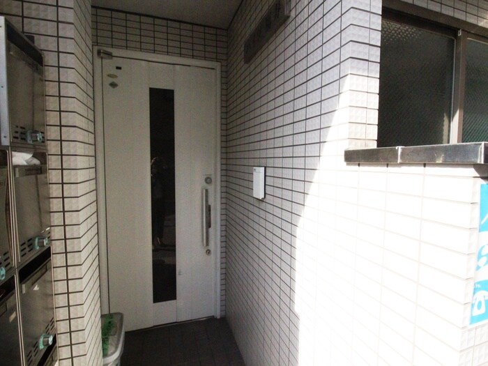 物件外観写真6　(エントランス部分)
