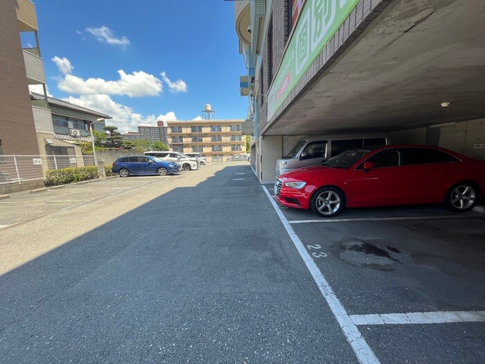 物件外観写真4　(駐車場)