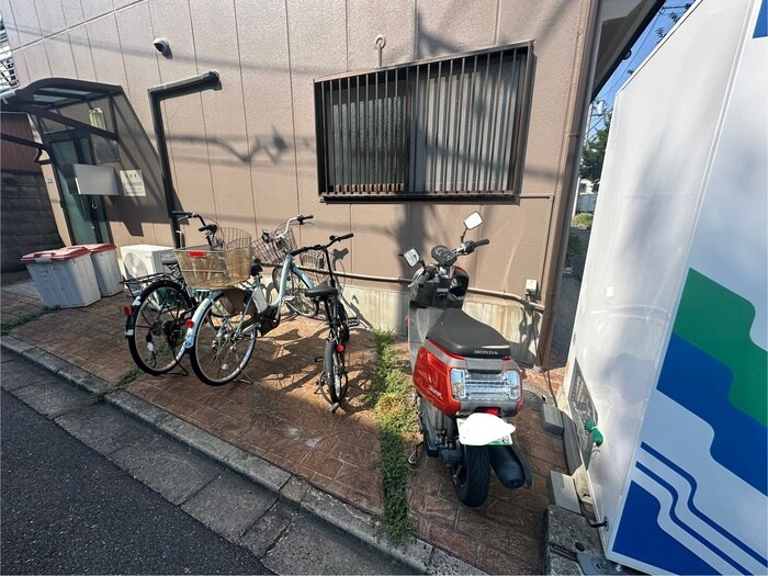 物件外観写真4　(駐輪場)