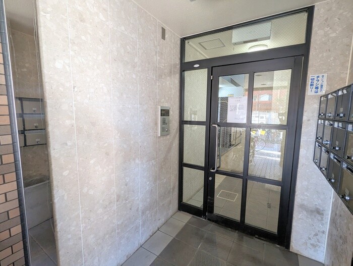 物件外観写真4　(エントランス部分)