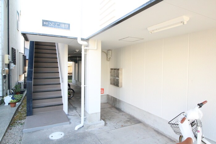 物件外観写真2　(エントランス部分)