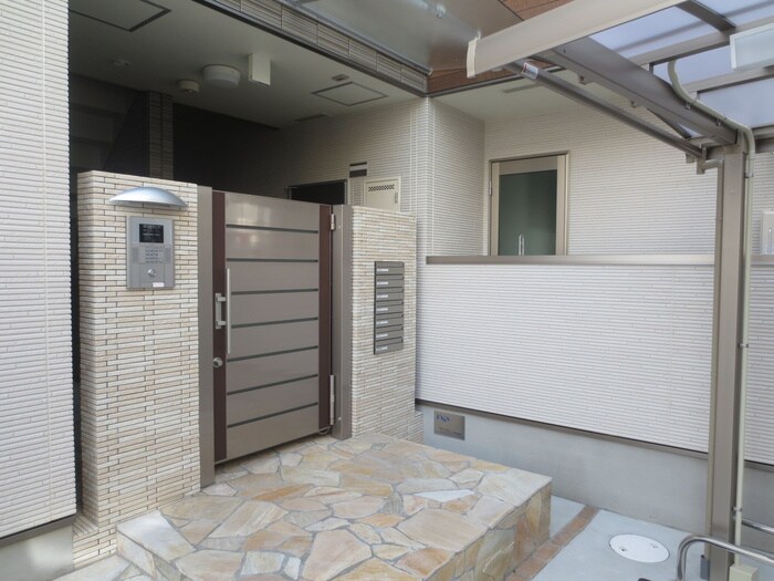 物件外観写真2　(エントランス部分)