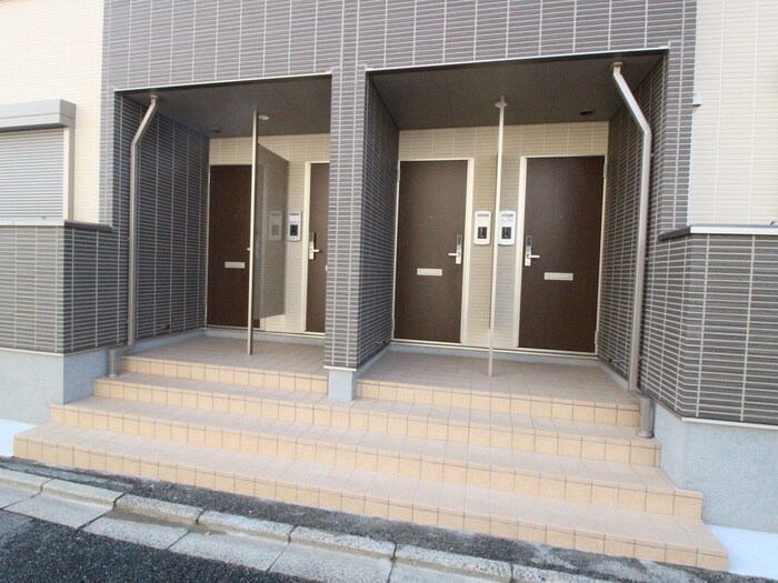 物件外観写真2　(エントランス部分)