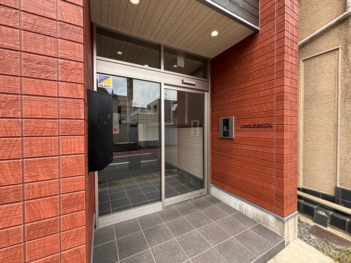 物件外観写真2　(エントランス部分)