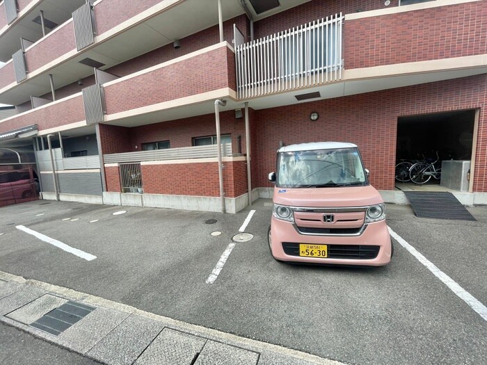 物件外観写真4　(駐車場)
