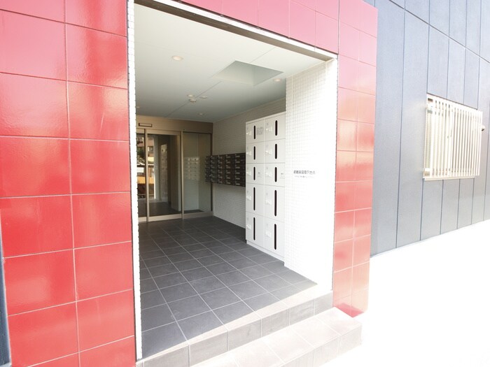 物件外観写真2　(エントランス部分)