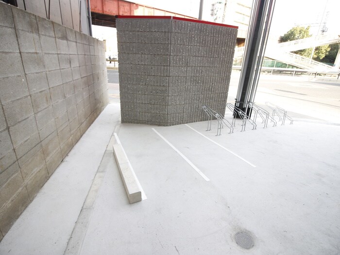 物件外観写真4　(バイク置き場)