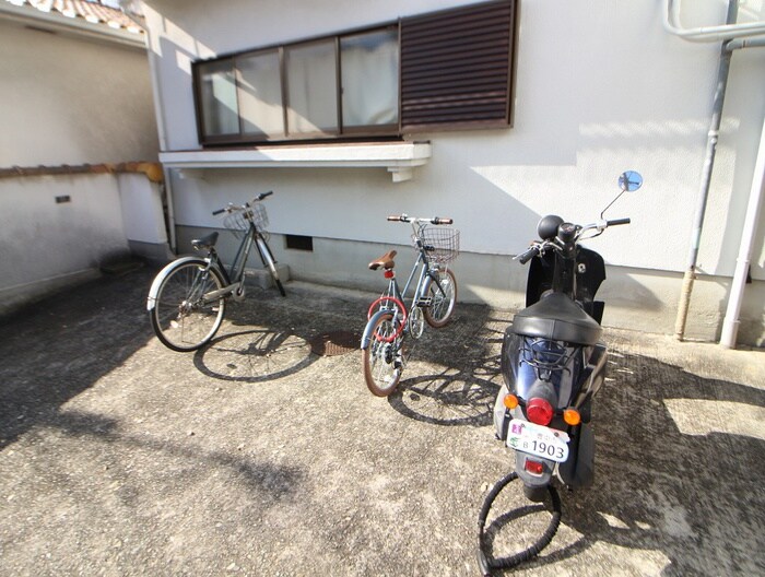 物件外観写真4　(駐輪場)