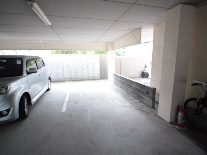 物件外観写真5　(駐車場)