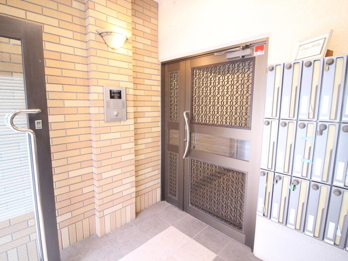 物件外観写真3　(エントランス部分)
