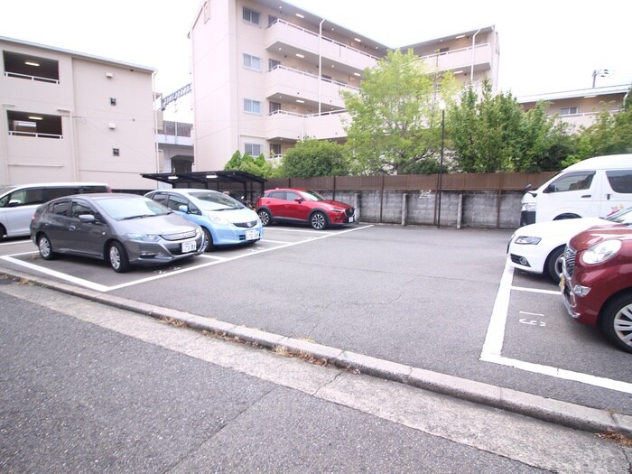 物件外観写真5　(駐車場)